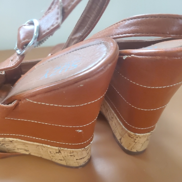 Suzy Shier Size 7 Heels - Picture 4 of 4